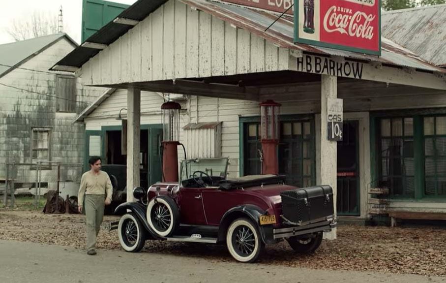 Voiture des années 1930 arrêtée devant une station-service dans The Highwaymen