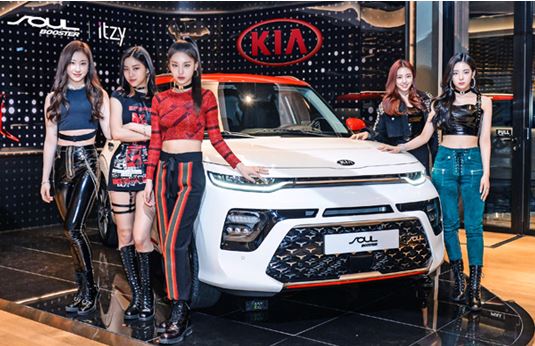 Groupe BLACKPINK présentant un Kia Soul lors d’un événement de marque