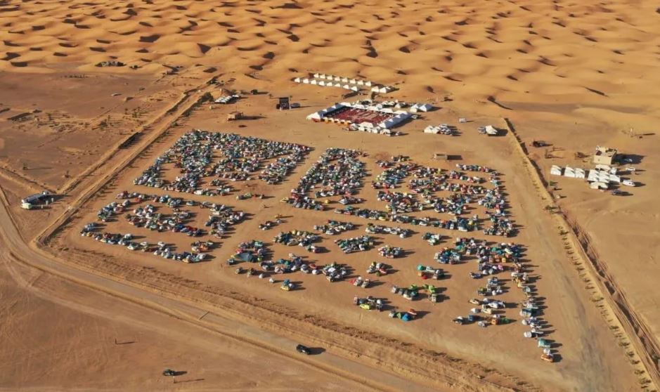 Campement géant du 4L Trophy au cœur du désert marocain