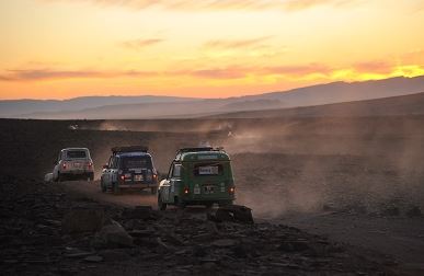 Convoi de Renault 4L du 4L Trophy au coucher du soleil