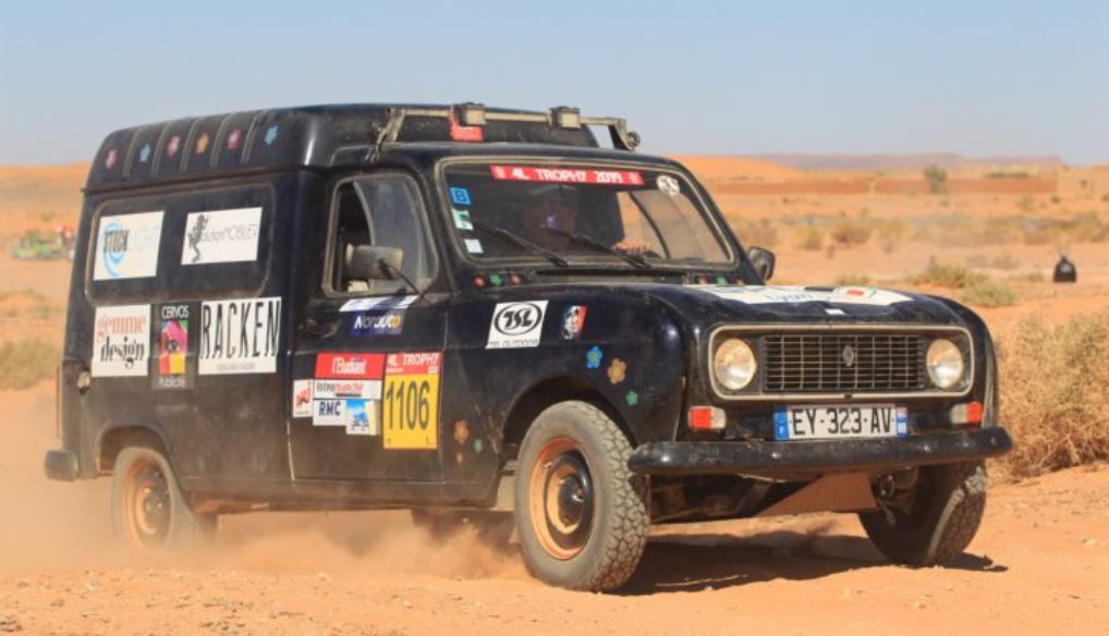 Renault 4L préparée pour le 4L Trophy dans le désert marocain