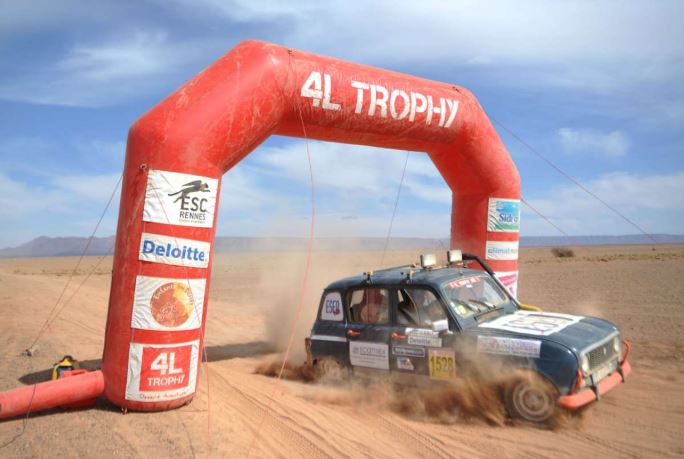 Passage sous l’arche d’arrivée d’une étape du 4L Trophy