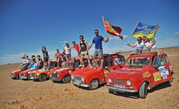Participants du 4L Trophy posant avec leurs Renault 4L dans le désert