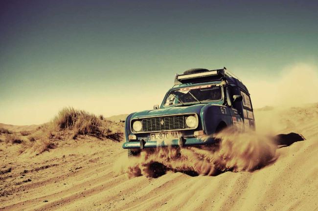 Renault 4L du 4L Trophy roulant dans le sable du désert marocain
