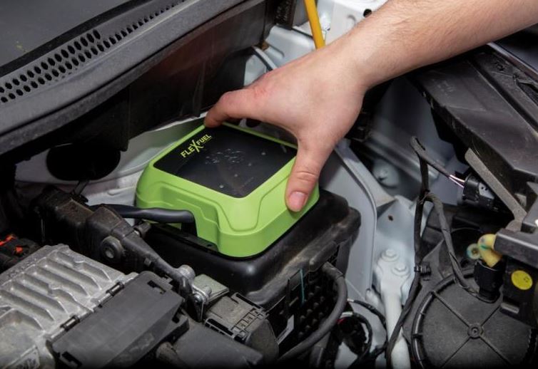 Installation d’un boîtier FlexFuel E85 dans le compartiment moteur d’une voiture essence