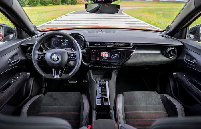 Intérieur Alfa Romeo Junior avec instrumentation numérique moderne