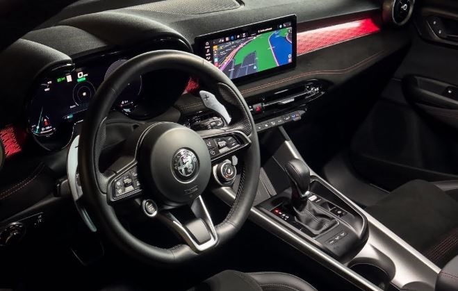 Habitacle moderne Alfa Romeo Tonale avec écran numérique et volant sport