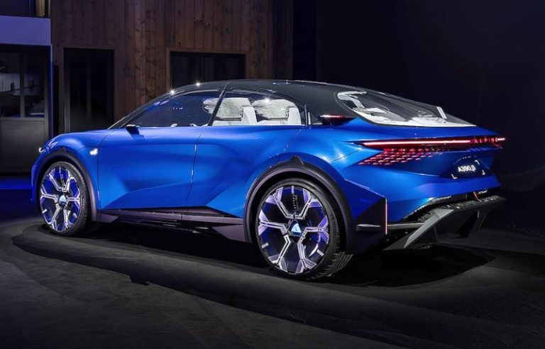 Alpine A390 électrique bleue vue arrière trois quarts lors de sa présentation