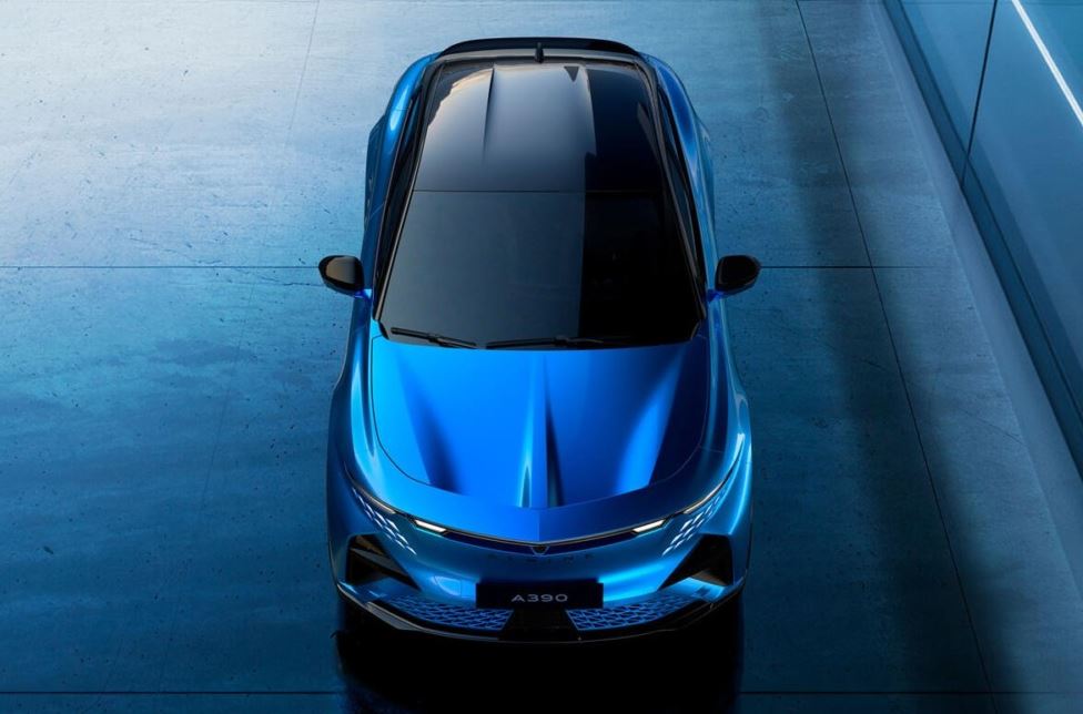 Vue de dessus de l’Alpine A390 montrant son toit noir contrastant