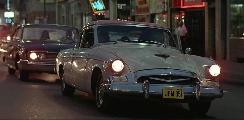 Voitures américaines en cruising nocturne dans American Graffiti