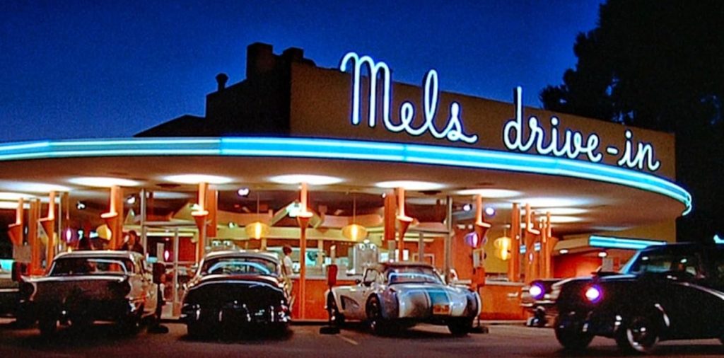 Voitures devant Mel’s Drive-In dans American Graffiti scène culte