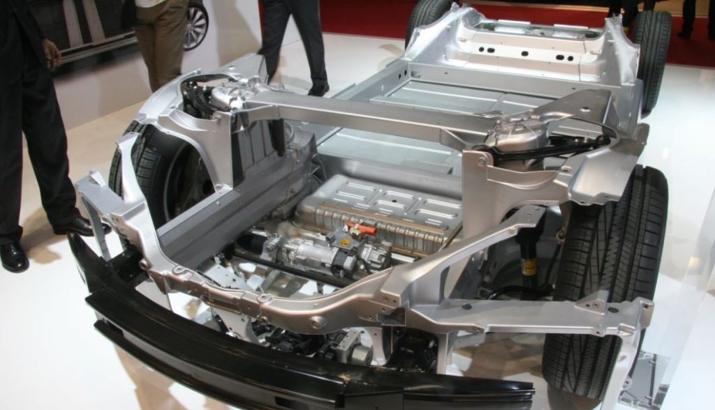 Structure de voiture électrique avec batterie Tesla intégrée au plancher