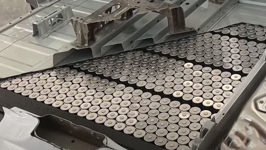 Batterie Tesla ouverte avec cellules lithium-ion visibles à l’intérieur du pack