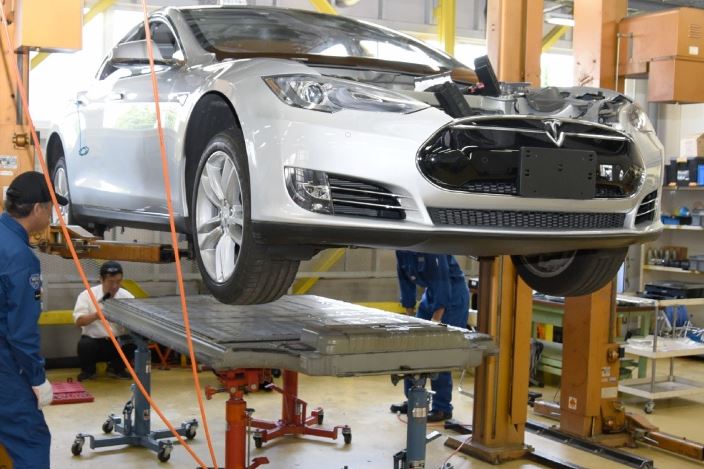 Remplacement d’une batterie haute tension sur une Tesla Model S dans un atelier