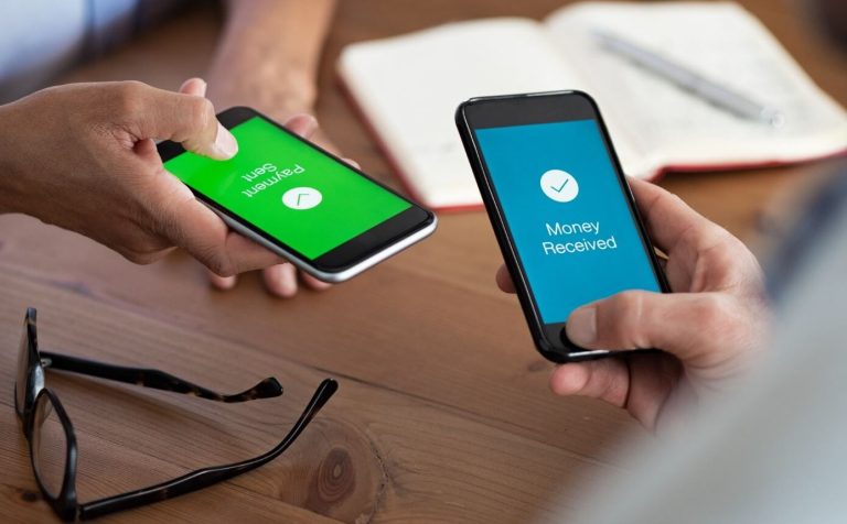 Paiement sans contact entre deux smartphones avec application mobile de transaction numérique au quotidien.