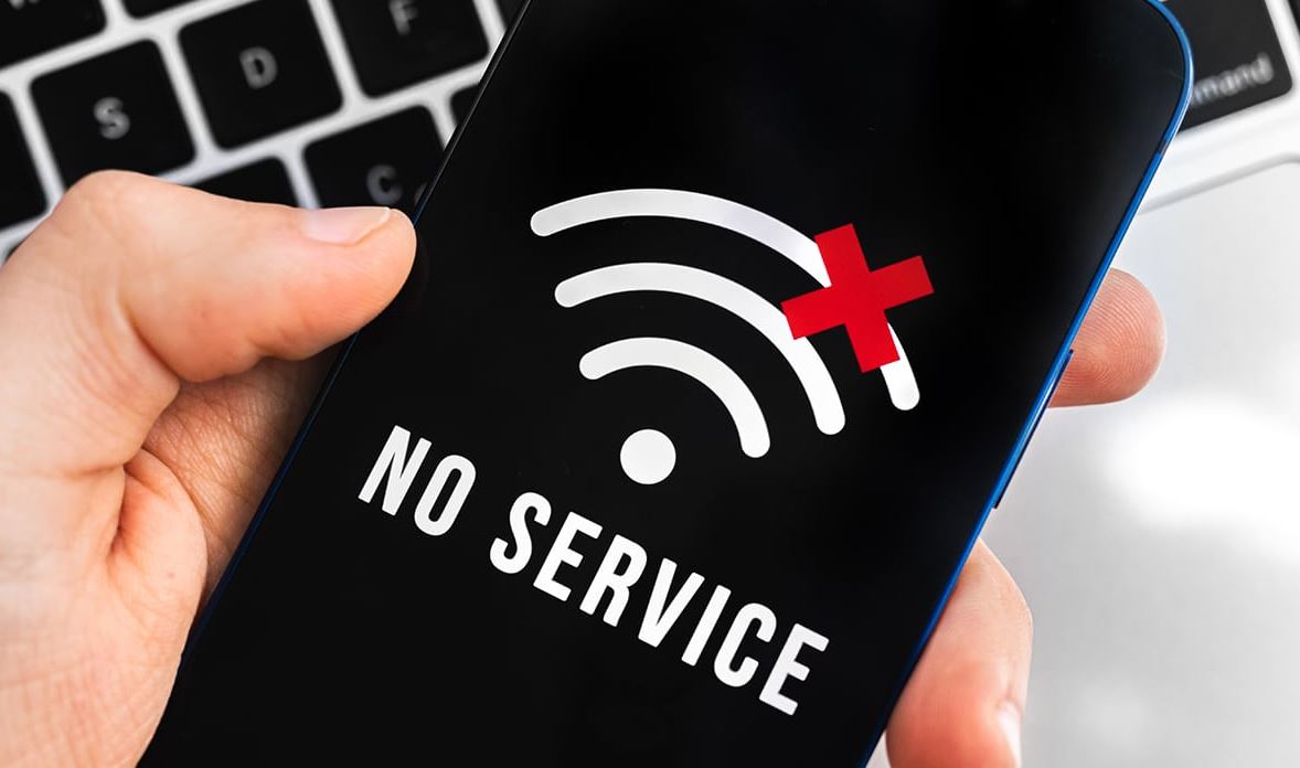 Smartphone affichant “no service” illustrant une panne de réseau