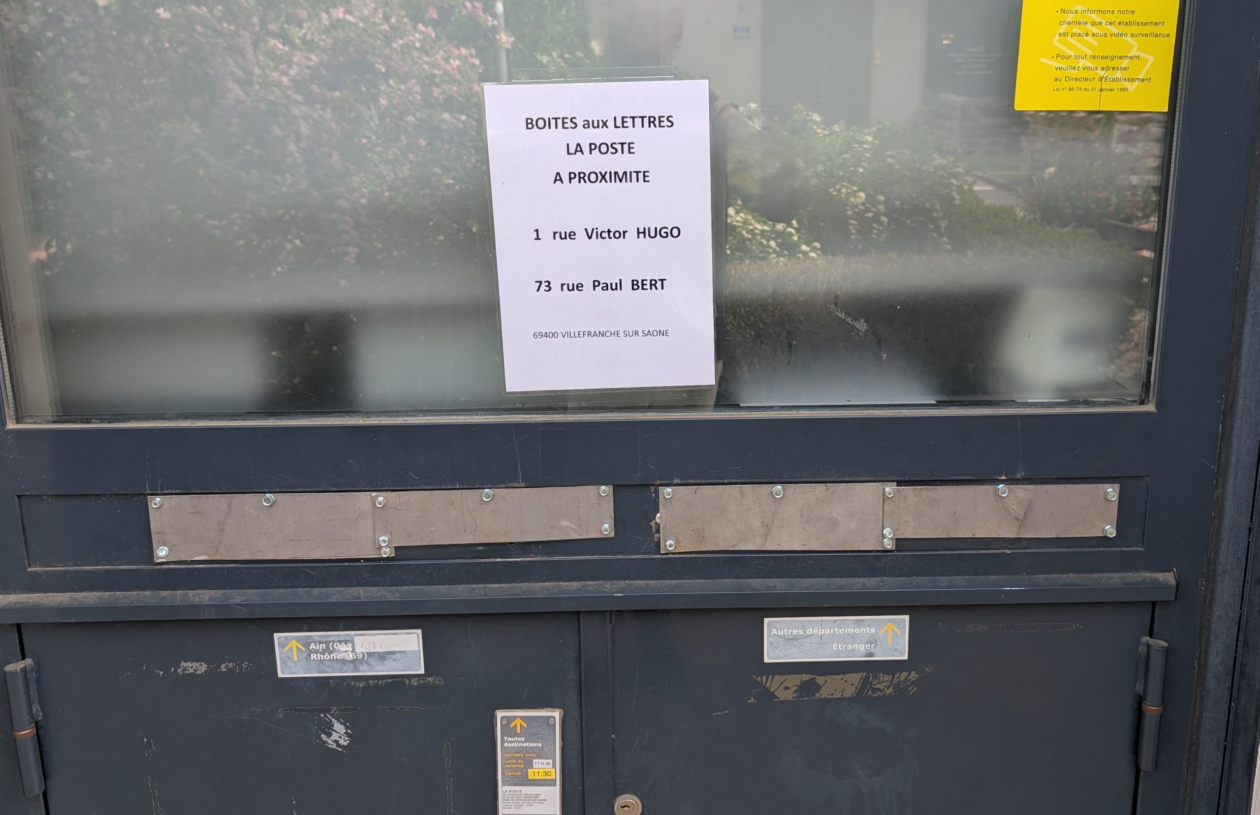 Boîtes aux lettres condamnées à la Poste de Villefranche-sur-Saône avec affiche d’information