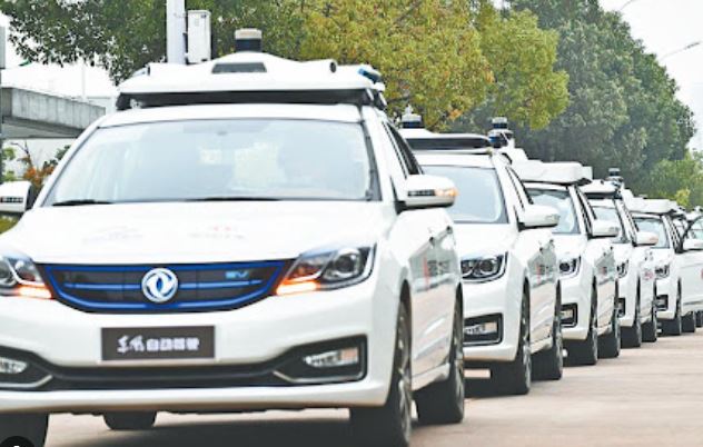 File de taxis autonomes électriques circulant en Chine