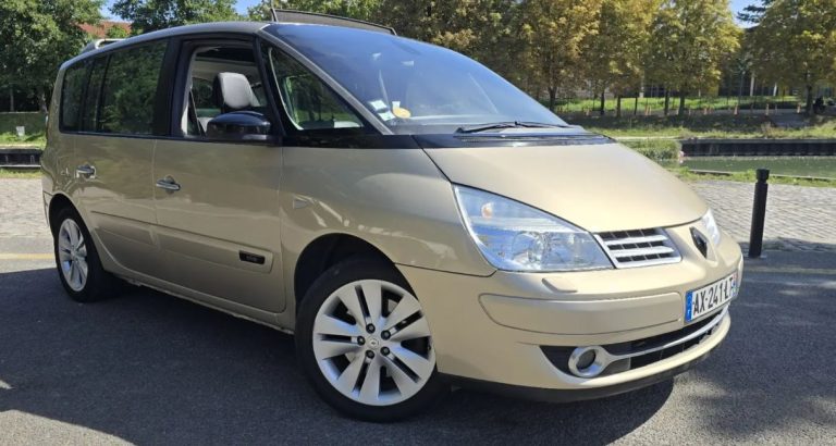Voiture familiale ancienne en bon état illustrant la durée de vie prolongée d’un véhicule