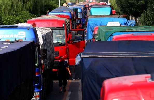 File de camions de transport routier bloqués dans un important embouteillage