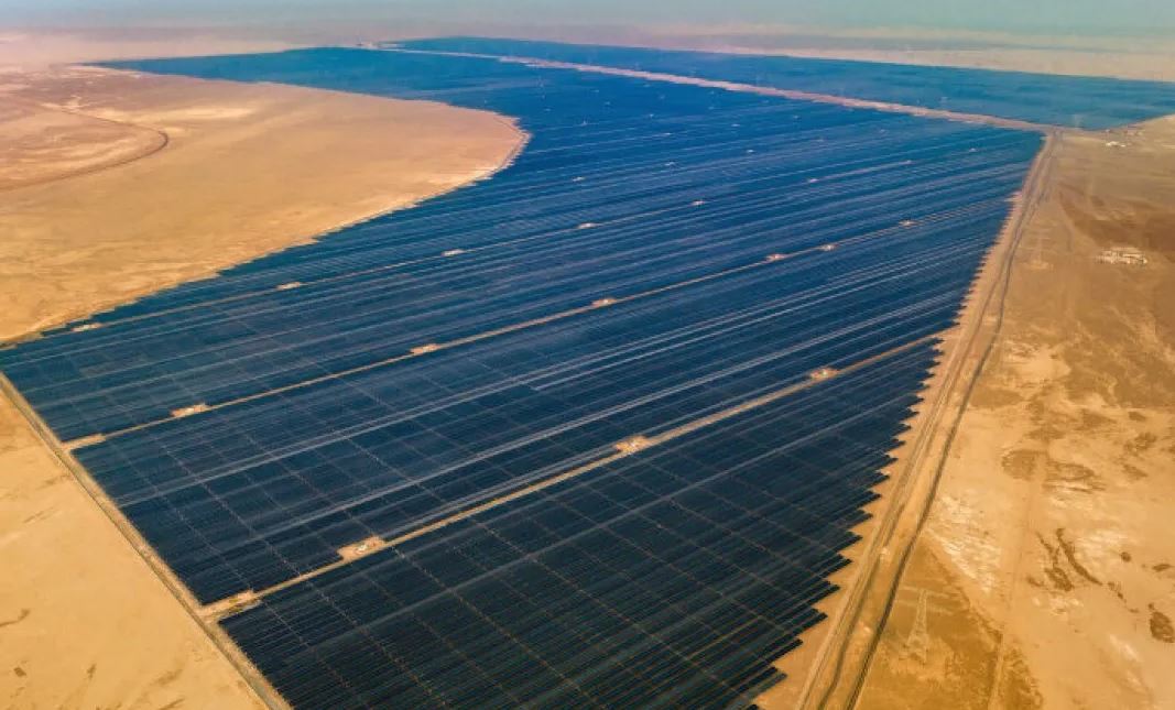Immense centrale solaire installée en zone désertique illustrant la transition énergétique moderne