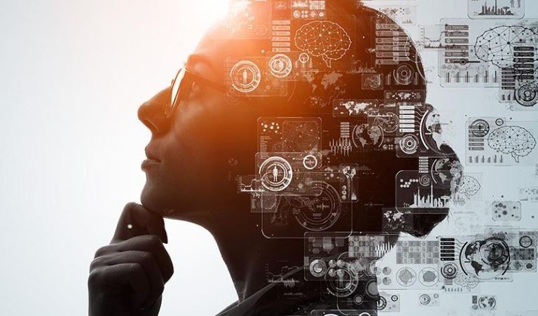 Silhouette d’une personne entourée d’interfaces numériques symbolisant un monde en mutation rapide