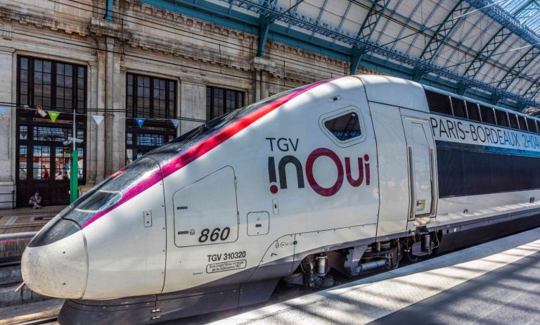 TGV InOui en gare illustrant le contraste entre train à grande vitesse et nouveau concept de Ouigo lent proposé par la SNCF.