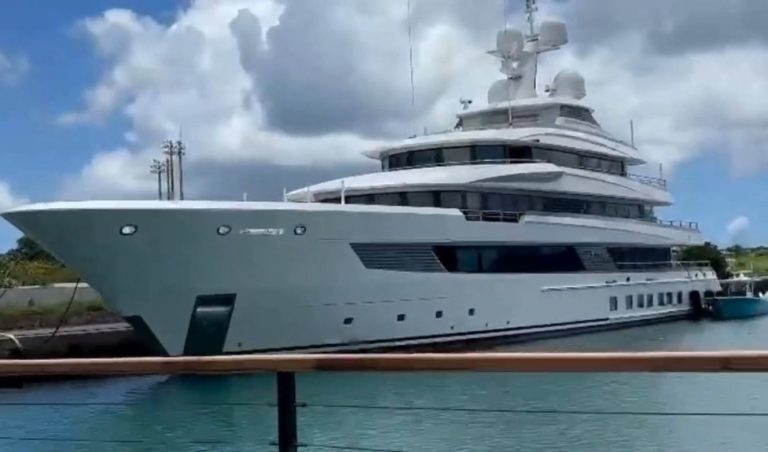 Grand yacht de luxe amarré dans un port illustrant la taxe sur les yachts en France