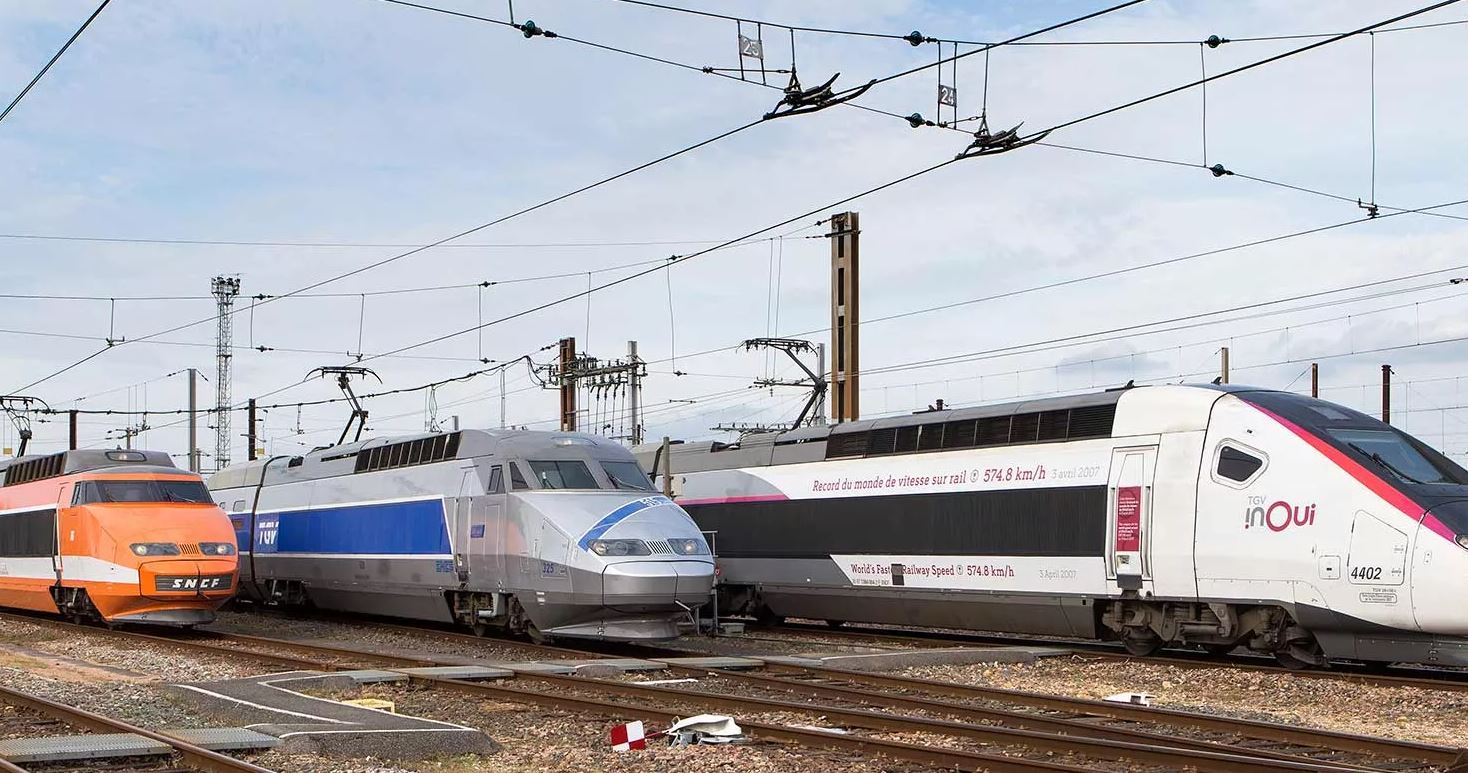 Différentes générations de TGV SNCF alignées sur des voies ferroviaires