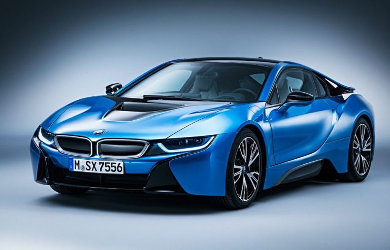 BMW i8 bleue vue avant trois quarts sur fond studio