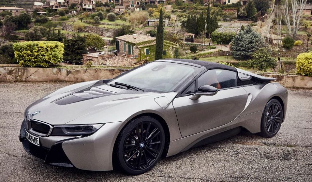 BMW i8 Roadster grise stationnée sur route en montagne méditerranéenne