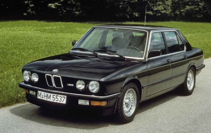 BMW M5 E28 noire première génération sur route