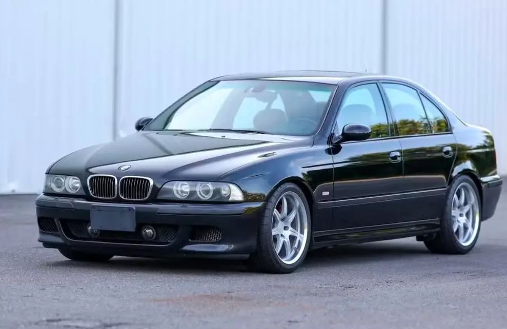 BMW M5 E39 noire vue trois quarts avant