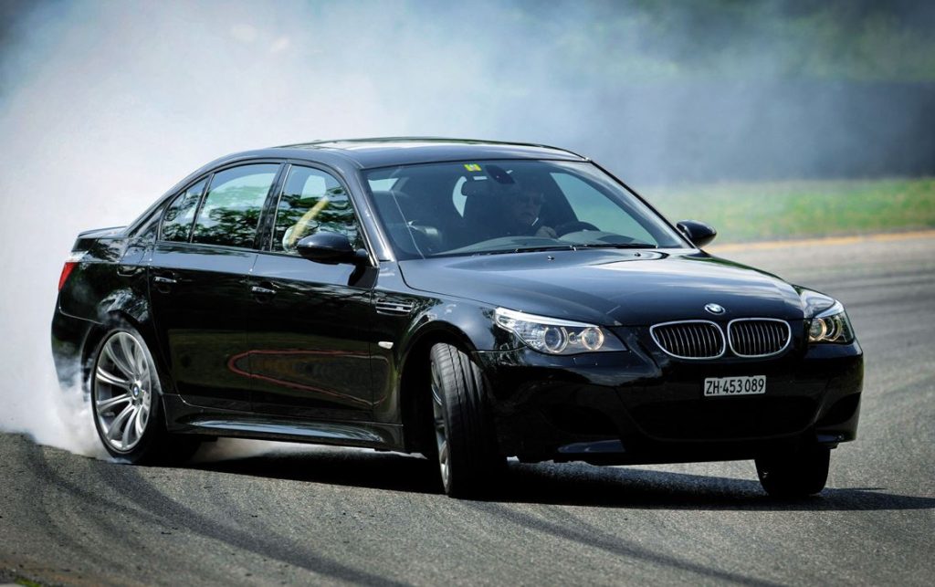 BMW M5 E60 noire en dérive sur circuit