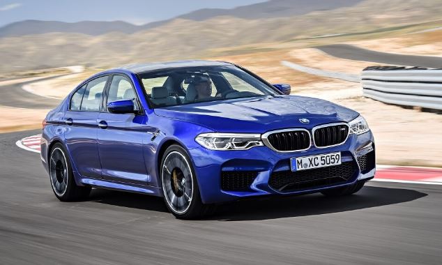 BMW M5 F90 bleue en action sur circuit automobile