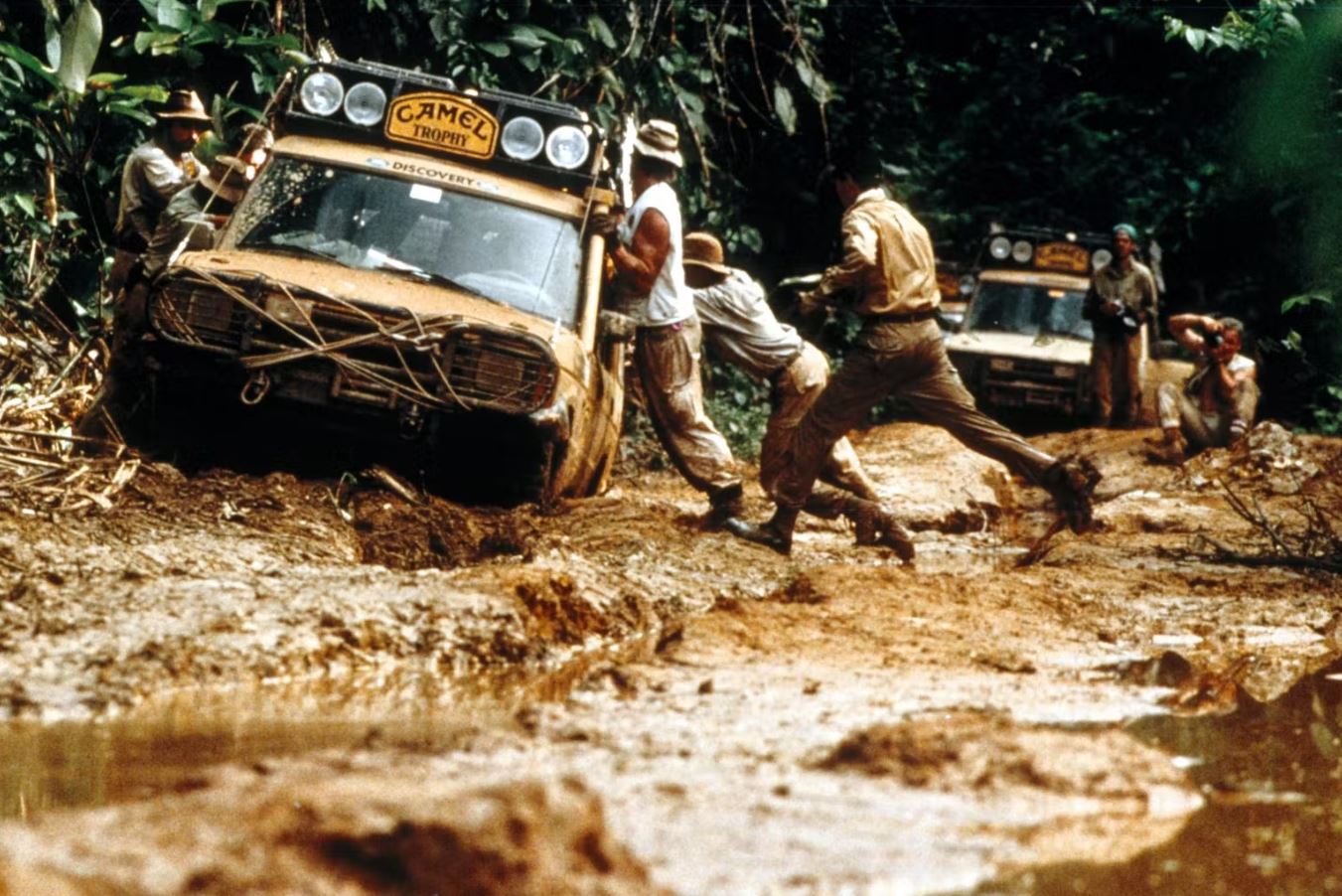 Land Rover Camel Trophy enlisé dans la boue en pleine jungle tropicale