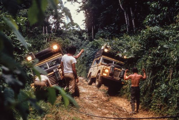 Land Rover Camel Trophy franchissant des ornières dans une jungle dense