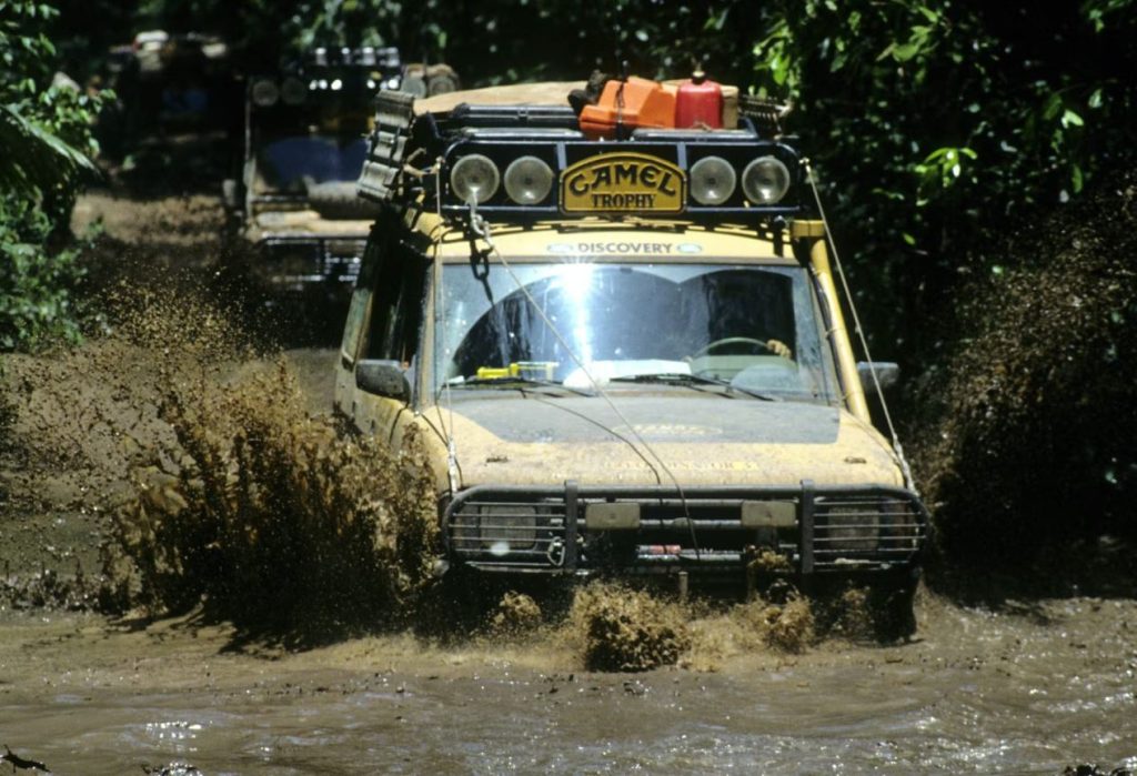 Land Rover Discovery Camel Trophy dans une piste inondée au cœur de la jungle
