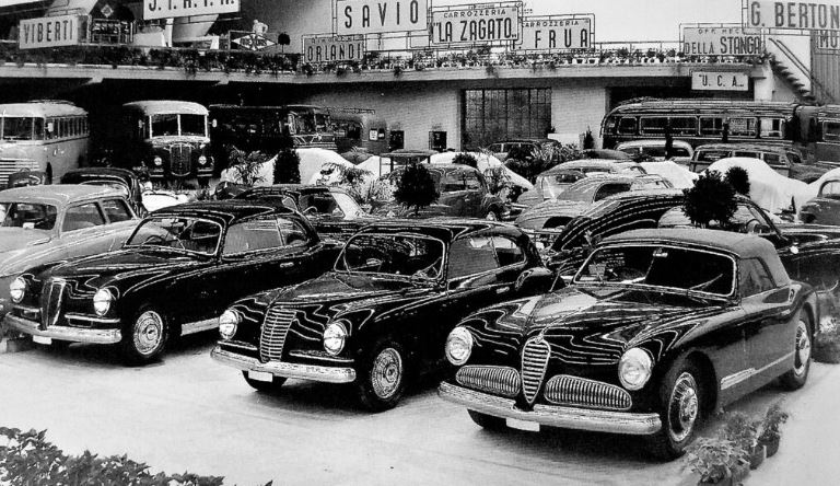 Stand Vignale au salon de Turin 1948 avec plusieurs voitures italiennes exposées