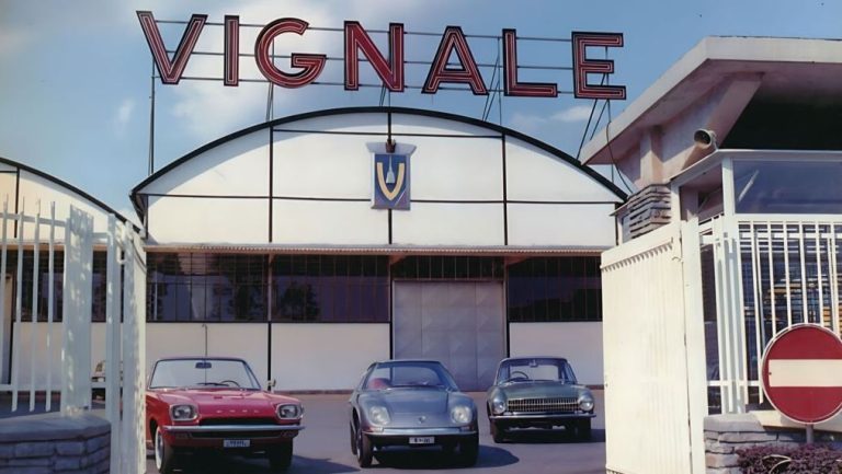 Façade de l’usine Vignale à Turin avec trois voitures devant l’entrée