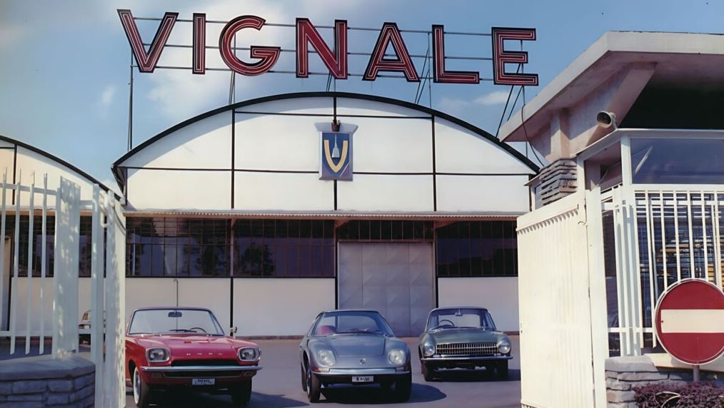 Façade de l’usine Vignale à Turin avec trois voitures devant l’entrée