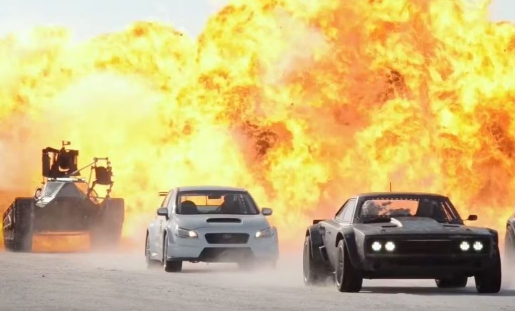 Voitures de Fast and Furious roulant devant une explosion géante