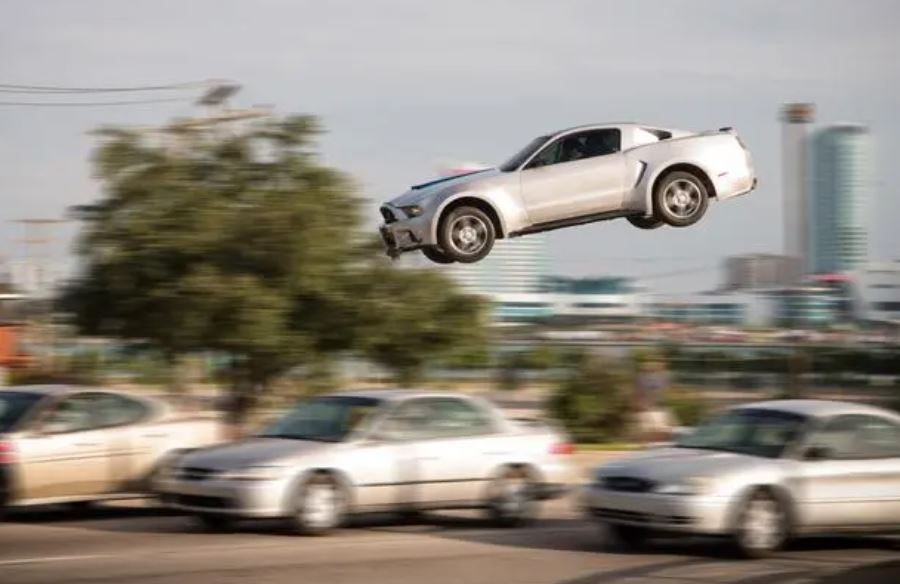 Ford Mustang de Need for Speed en plein saut au-dessus de voitures