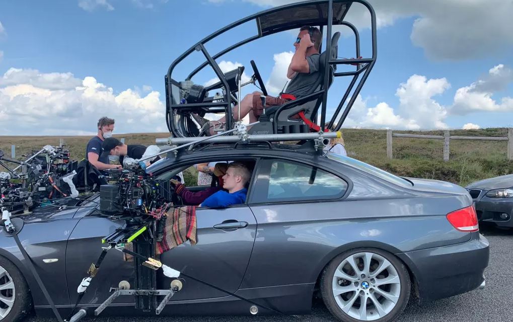 Voiture équipée d’une caméra pour le tournage de cascades automobiles au cinéma