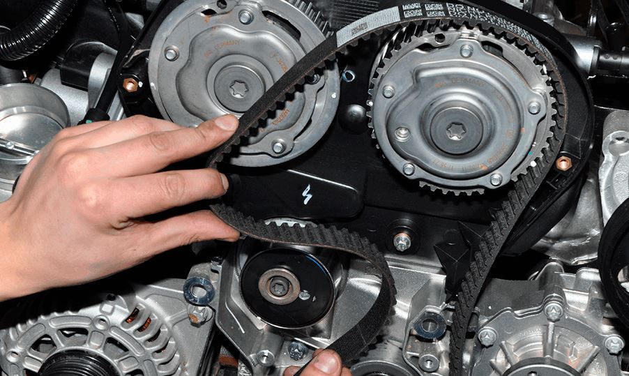 Montage d’une courroie de distribution neuve sur moteur automobile