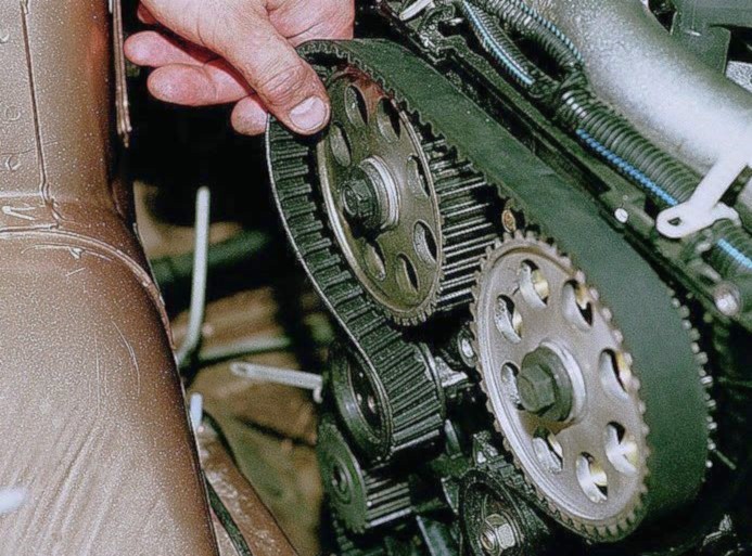 Remplacement manuel d’une courroie de distribution sur moteur automobile