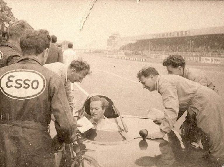 Colin Chapman dans une Lotus de compétition sur un circuit dans les années 1960