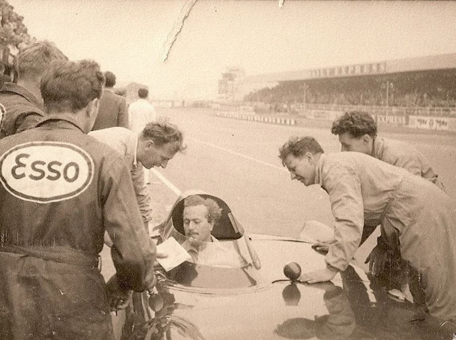 Colin Chapman dans une Lotus de compétition sur un circuit dans les années 1960