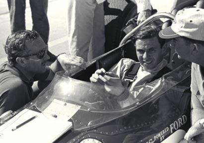 Colin Chapman aux 500 Miles d’Indianapolis avec une monoplace Lotus Ford en 1965