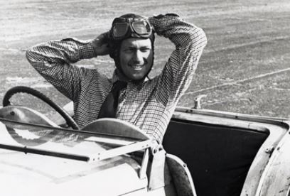 Jeune Colin Chapman au volant d’une voiture de sport dans les années 1950